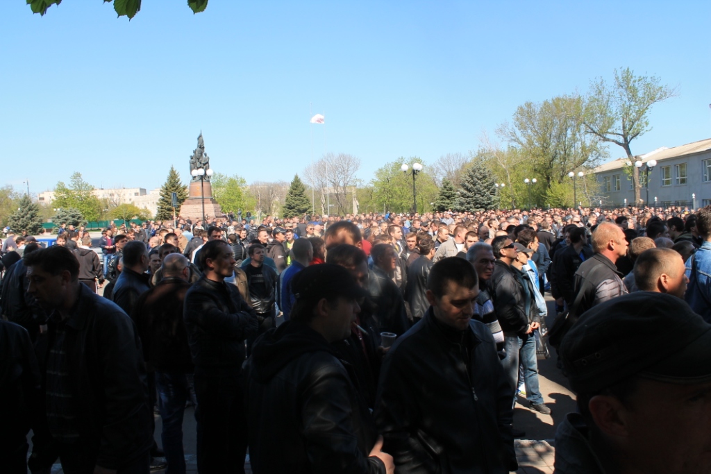 Митинг перед административным зданием "Краснодонуголь". Фото: Hubs
