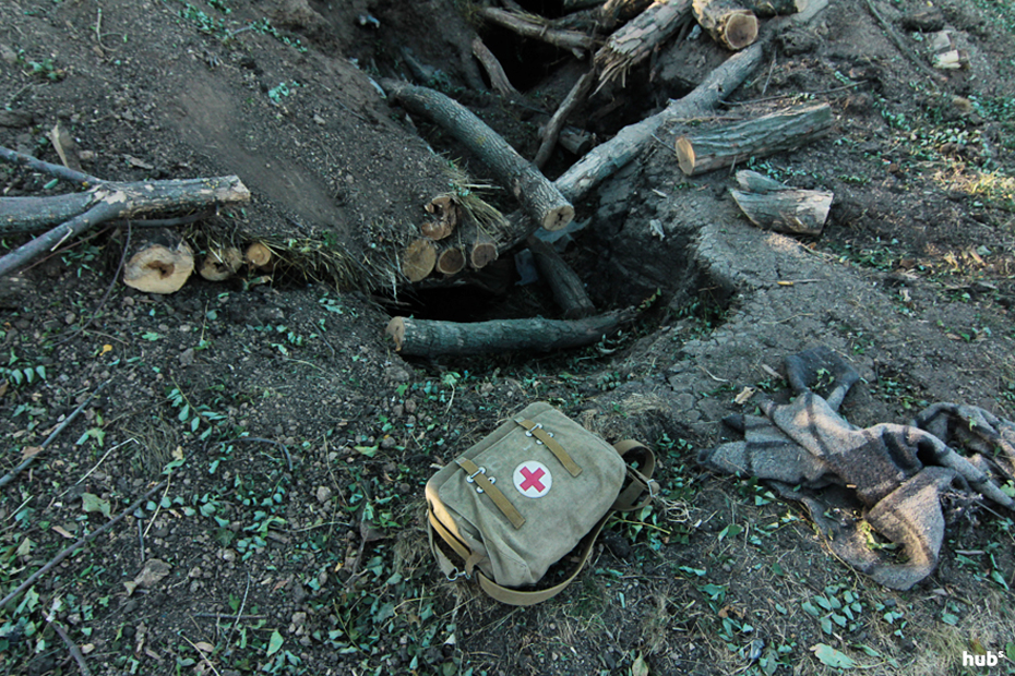 Разрушенный попаданием снаряда блиндаж на блок-посту возле пункта пропуска "Новоазовск"