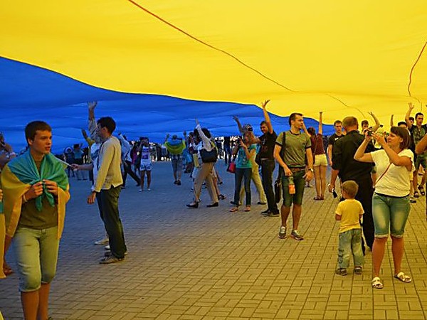 Розгортання в Маріуполі українського прапору. Фото: 24 канал