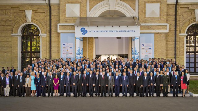Групповая фотография участников ежегодной встречи Ялтинской Европейской Стратегии.  Киев, сентябрь, 2014.