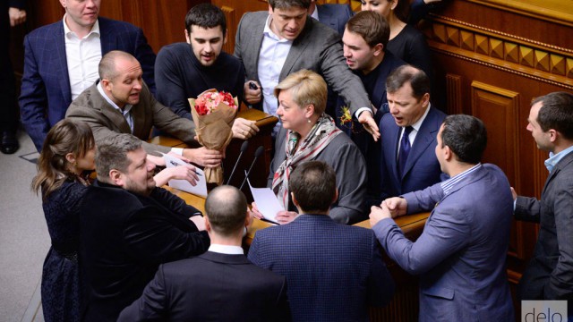 Депутаты выстраиваются в очередь, чтобы поздравить Гонтареву с 8 марта. Фото: Delo.ua
