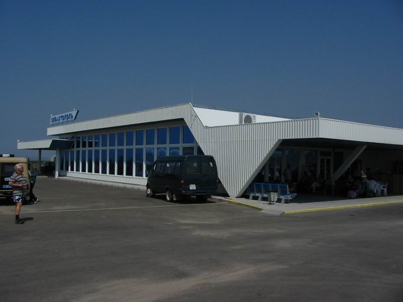 Севастопольский аэропорт окружили российские военные 