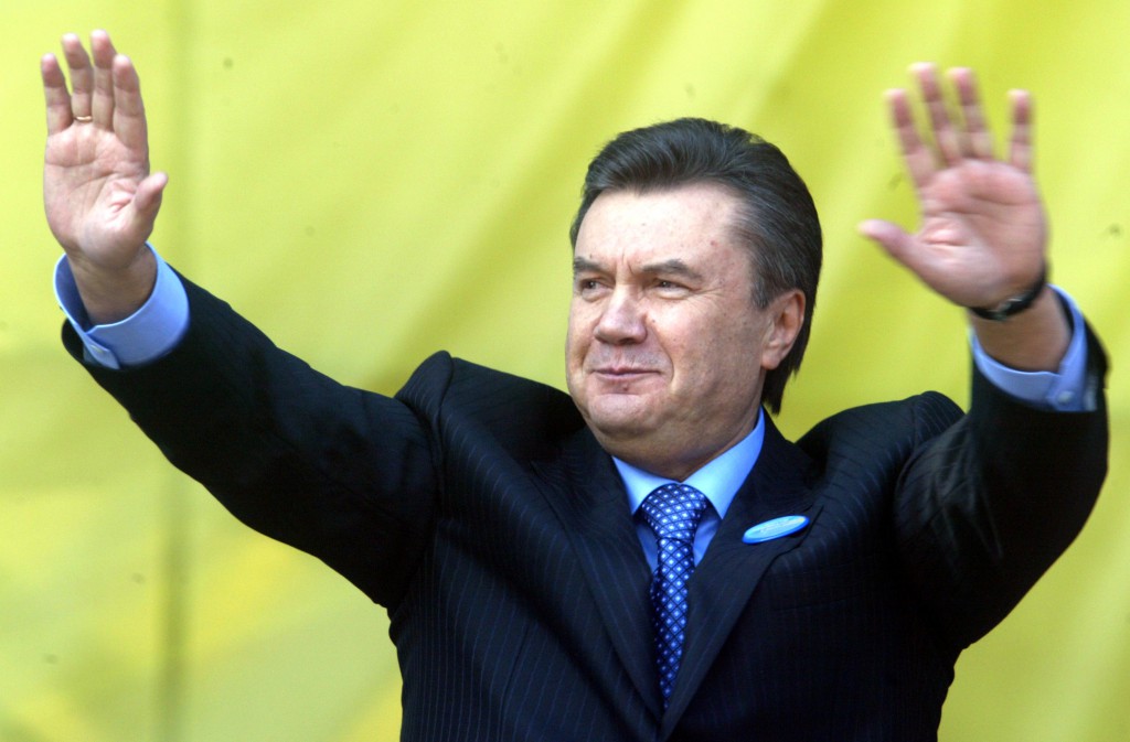Янукович скрывается в России - источник 