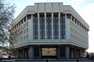 Депутатов начали пускать в захваченный Верховный Совет Крыма 