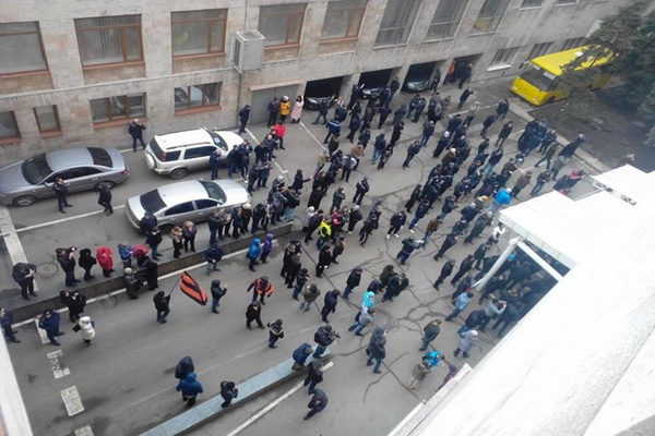 Здание Донецкой ОГА освободили от митингующих 