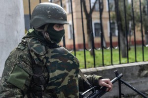 В Симферополе пытаются захватить военную прокуратуру