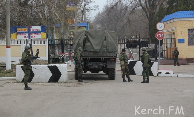 Керченскую воинскую часть окружили военные