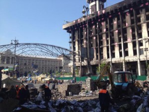 На Майдане начали генеральную уборку