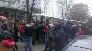 В Харькове разгромили автобус с курсантами МВД (ВИДЕО)