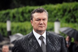  В Швейцарии заморозили банковские активы Януковича и  Семьи