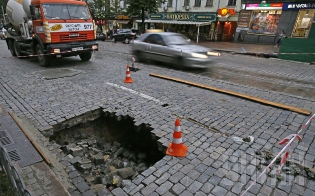 В центре Киева перекрыли улицу из-за провала дороги 