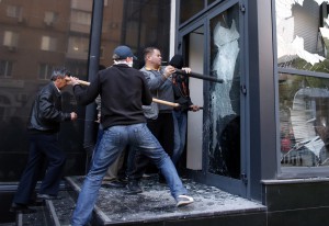 Бандиты напали на бизнес-центр в Стаханове 