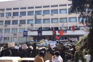 В Мариуполе сепаратисты захватили горсовет. Видео