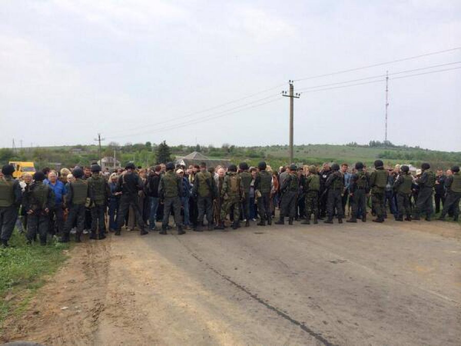 Жители Славянска пытаются блокировать десантников