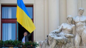 Над мэрией Праги подняли украинский флаг