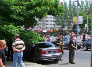 Колонна сторонников ДНР отправилась к резиденции Ахметова