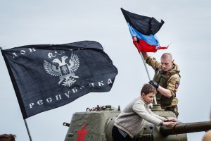 В центре Донецка террористы обстреливают вертолет 