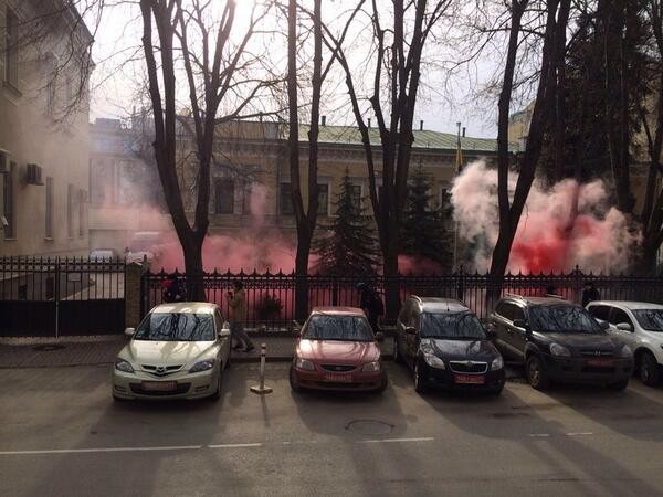 Посольство Украины в Москве забросали дымовыми шашками