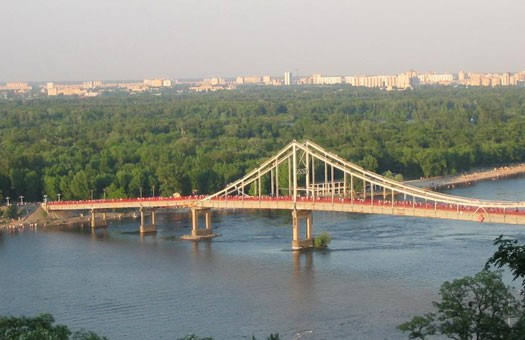 В Киеве ограничат движение транспорта по двум мостам