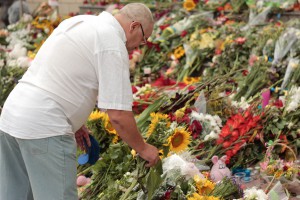 Украинцы несут цветы к голландскому посольству 