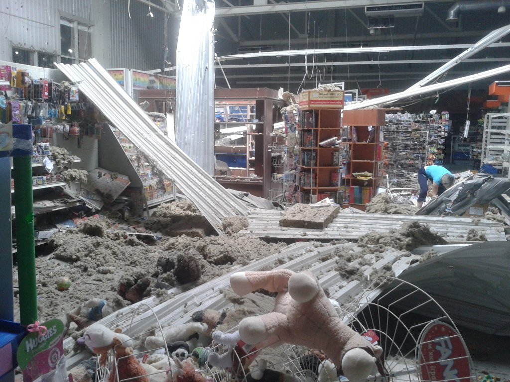 В супермаркет «Лелека» Луганска попал артснаряд. Фото