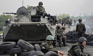 Боевики минируют дороги. На фугасе подорвались украинские БТР 