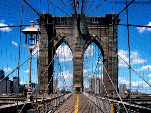 В Нью-Йорке частично обвалился Бруклинский мост 