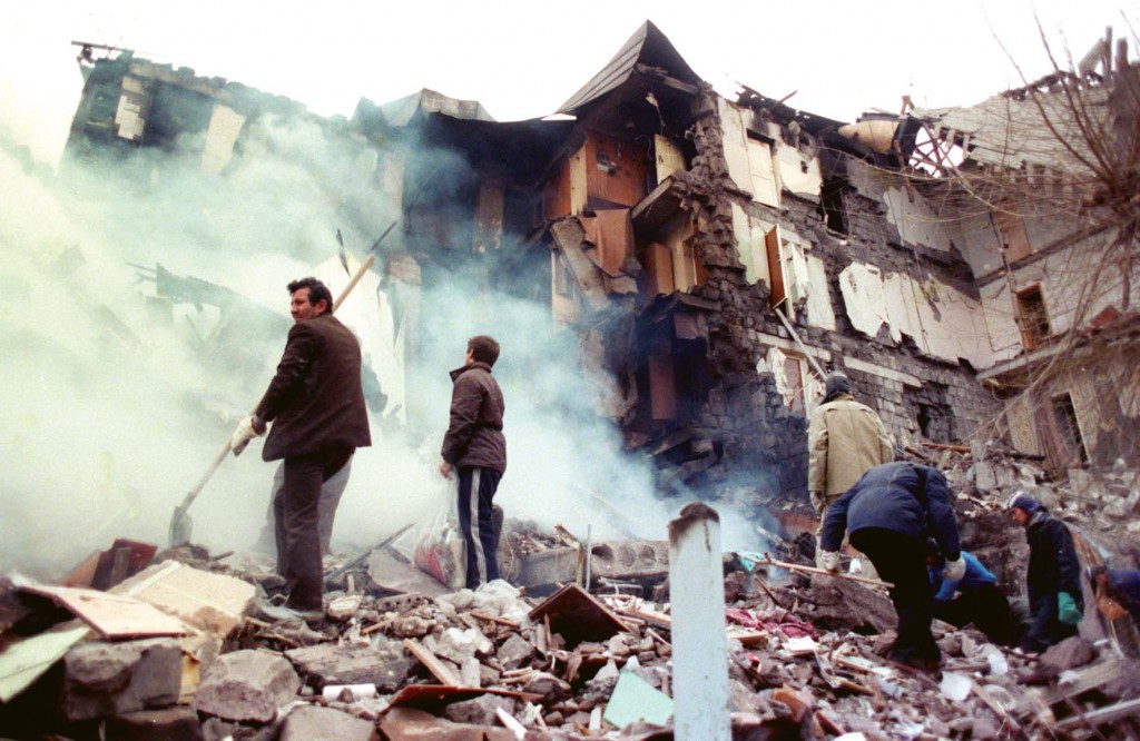 В Марьинке из-за обстрела террористами люди остаются под завалами домов 