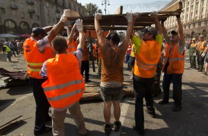 Киев: Коммунальщики разбирают баррикаду на ул. Институтской 