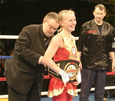 Украинская боксерша продает чемпионский пояс в поддержку бойцов АТО 