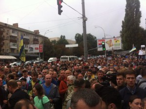 Киев: Колонна митингующих начала движение в сторону АП