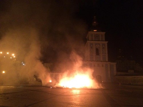 В центре Киева сожгли палатки, установленные во время революции