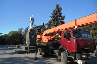 В Мариуполе демонтируют два памятника Ленину