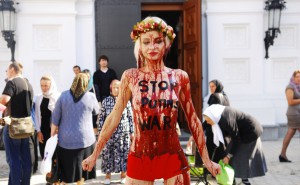 Активистка FEMEN облила себя кровью. Фото