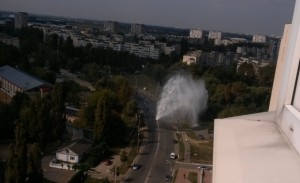 В Киеве посреди улицы появился 10-метровый фонтан. Видео 