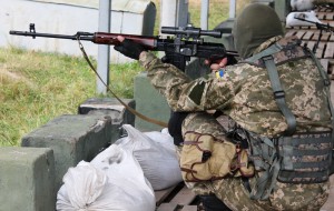 Боевики уже несколько часов обстреливают украинских военных