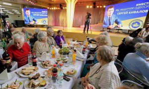 Кивалов угощает избирателей вином. Фото