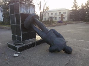 В Луганской области снесли памятник Ленину. Фото