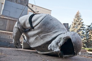 В Луганской области снесли два памятника Ленину. Фото