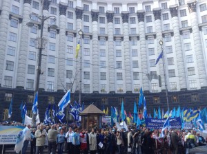 Кабмин пикетируют пять тысяч активистов ФПУ. Фото