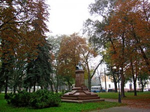 В Чернигове повалили памятник Фрунзе. Видео