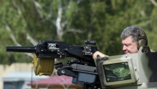 Петр Порошенко смотрит в прицел пулемета