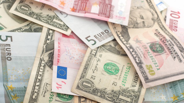 Доллар стабилен в паре с евро и иеной
