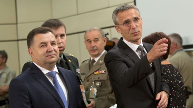 Глава МО Украины (слева) Степан Полторак и генсек НАТО Йенс Столтенберг