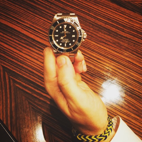 Вместе с Rolex Пивоварский носит браслет из желто-синих резиночек