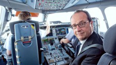 Президент Франции Фрасуа Олланд прибыл на Парижский авиасалон на Airbus A350