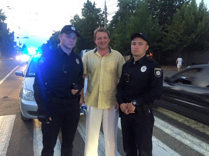 Сергей Фурса с полицейскими на месте ДТП