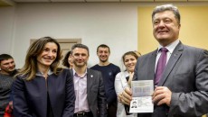Петр Порошенко получил биометрический паспорт