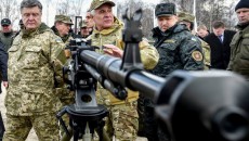 Петр Порошенко осматривает оружие отечественного производства