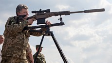 Петр Порошенко тестирует снайперскую винтовку